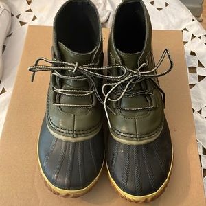 Sorel size 8 waterproof boots